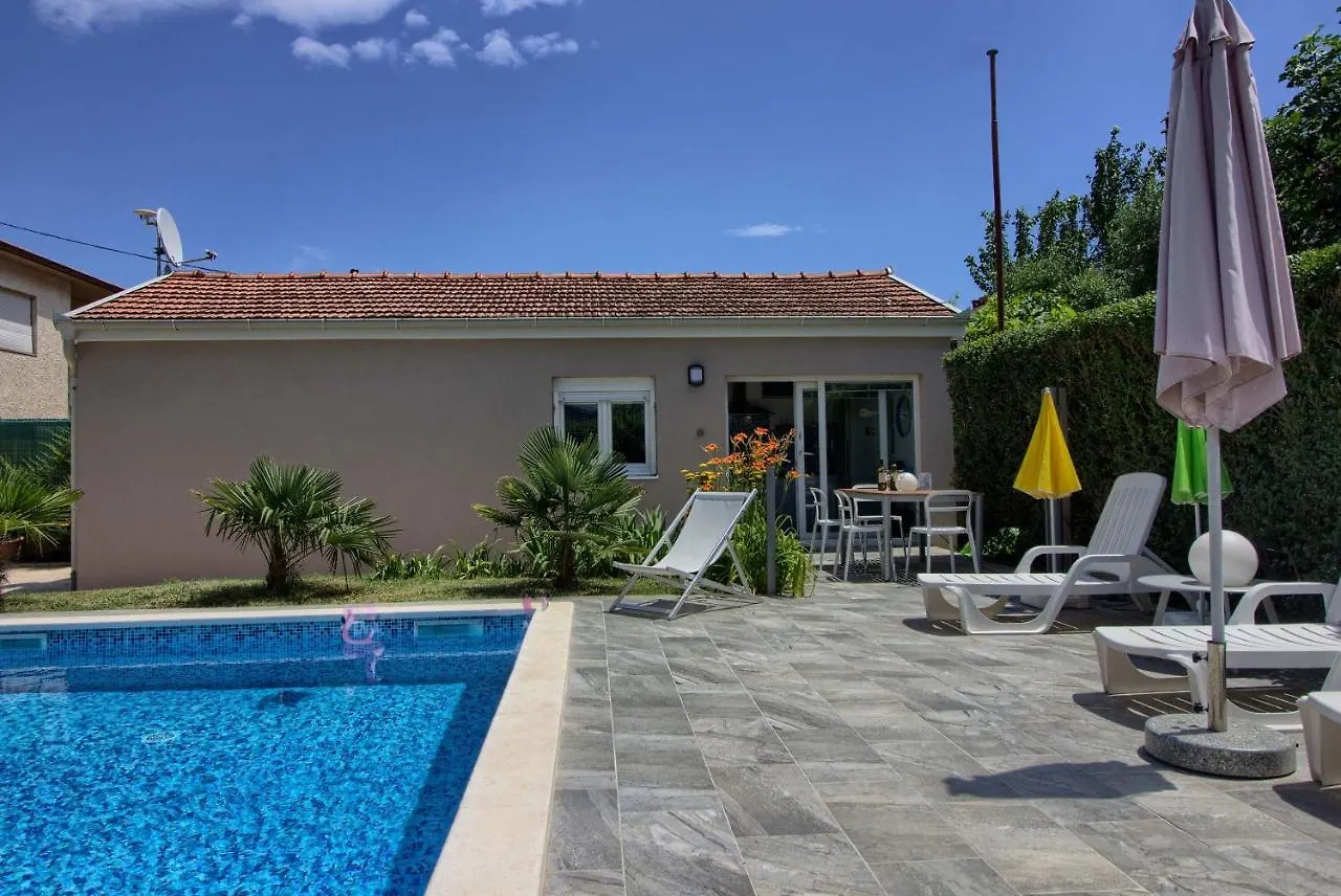 Apartman Lovely Holiday Home Pjacal II With Pool In Póla