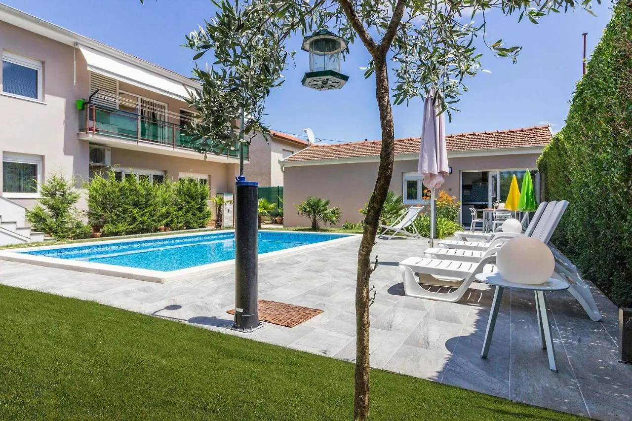 Lovely Holiday Home Pjacal II With Pool In Póla 0*,