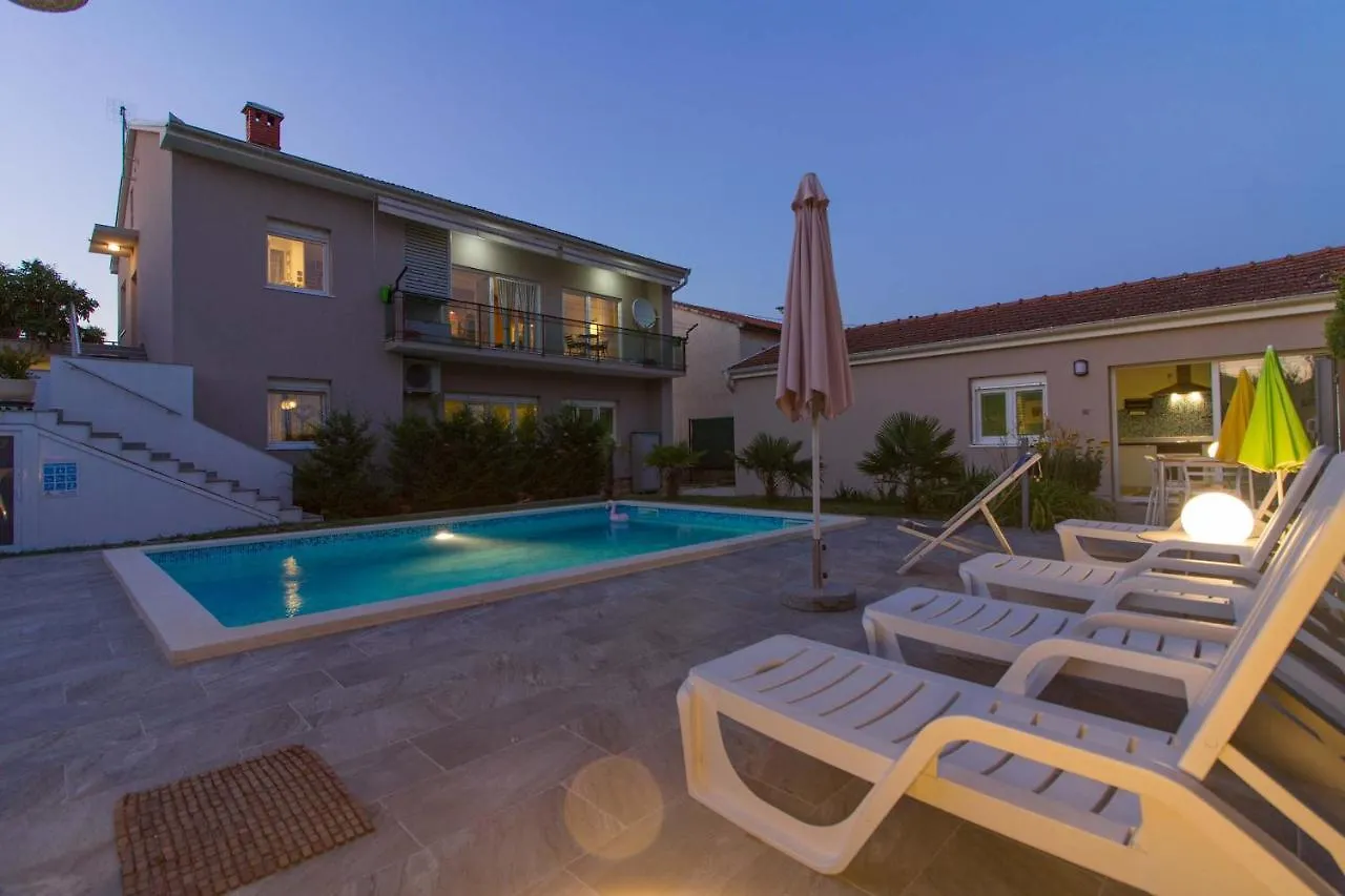Lovely Holiday Home Pjacal II With Pool In Póla