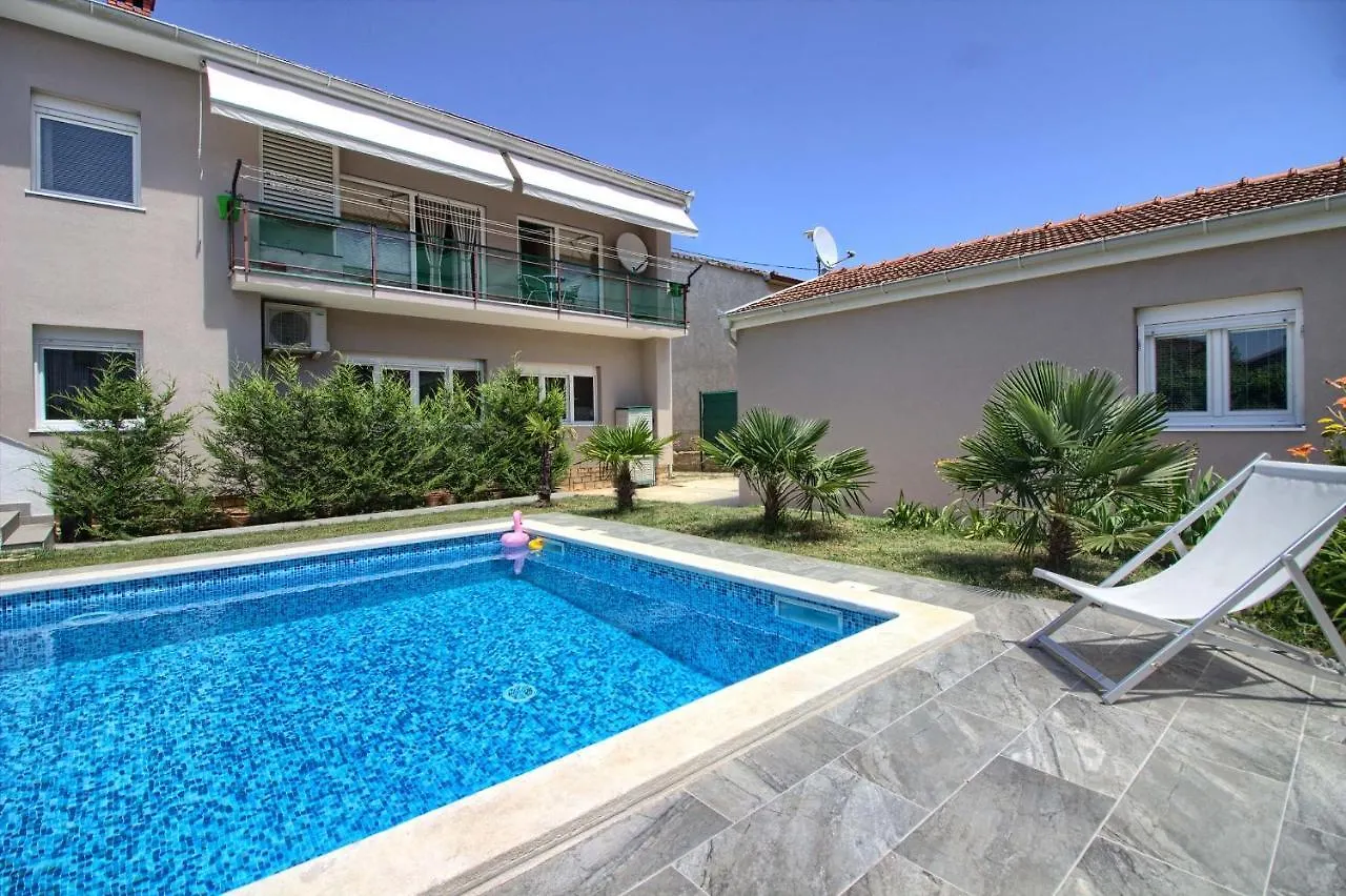 Apartman Lovely Holiday Home Pjacal II With Pool In Póla