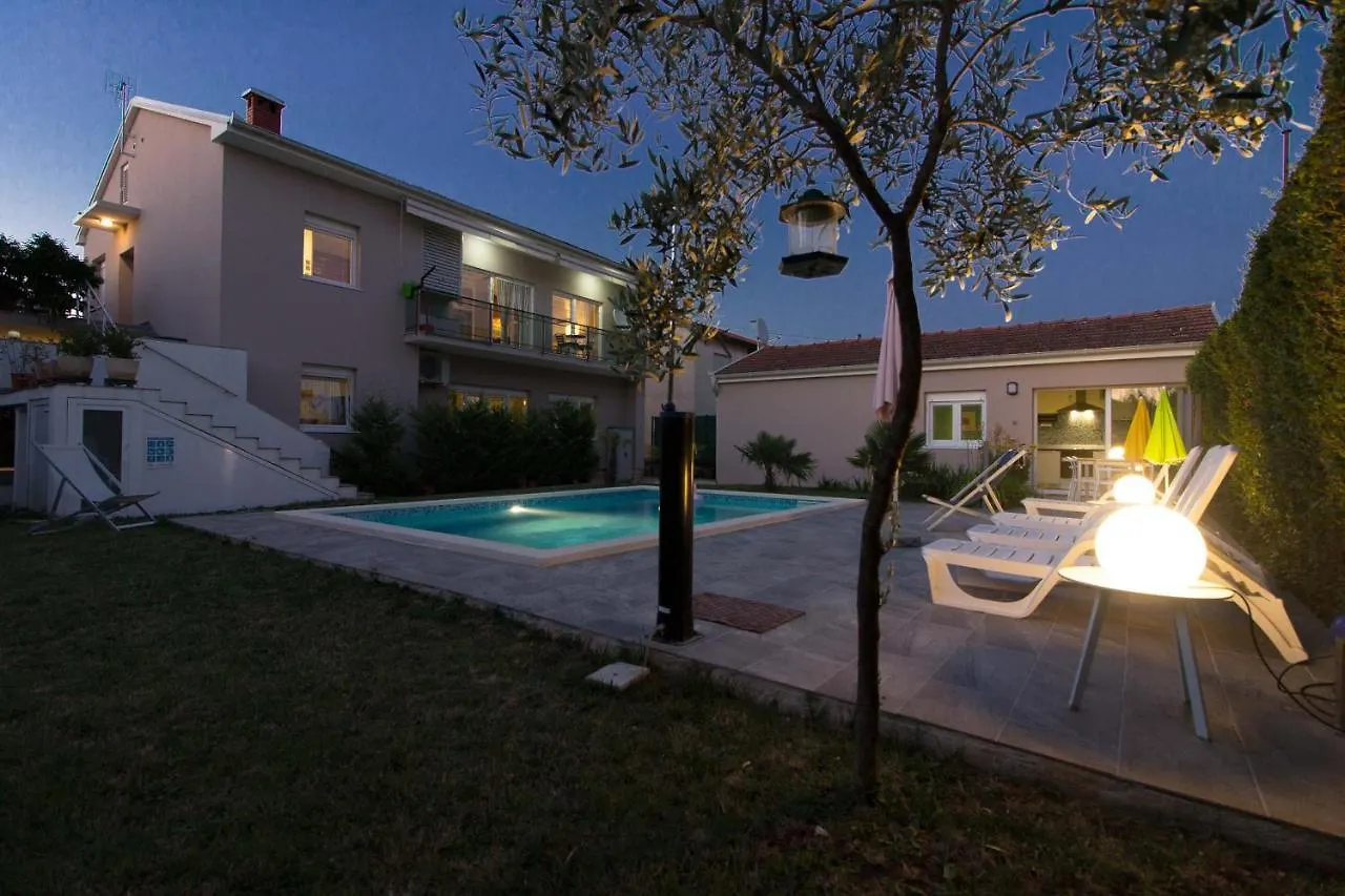 Apartman Lovely Holiday Home Pjacal II With Pool In Póla